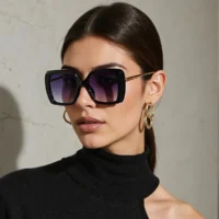 משקפי שמש וינטג' לנשים עם מסגרת צבעונית ועדשות פוטוכרומיות UV400. עיצוב קלאסי בעדכון מודרני, נוחים לנסיעות ומתאימים גם כמתנה אופנתית.